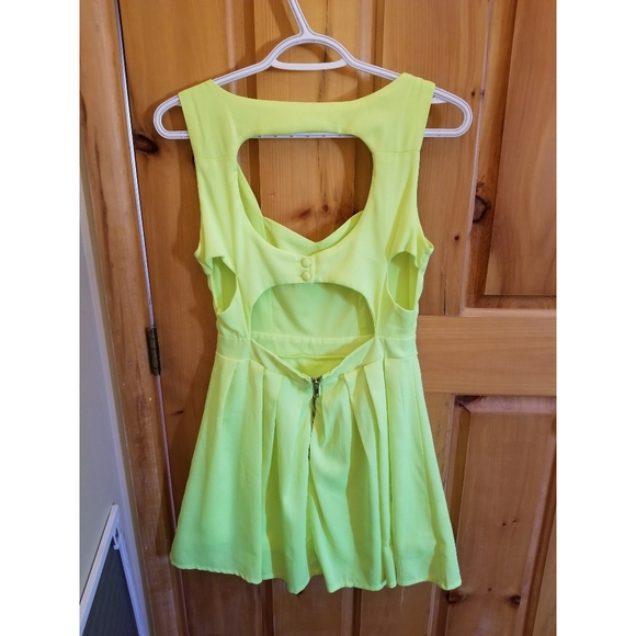 Yellow dress - Picture 2 of 3